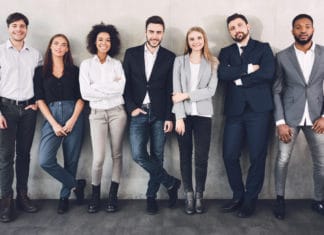 Calabria, è boom del lavoro autonomo gruppo di uomini e donne lavoratori