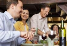 Per la pausa pranzo, il buono pasto non basta Colleghi al ristorante in pausa pranzo